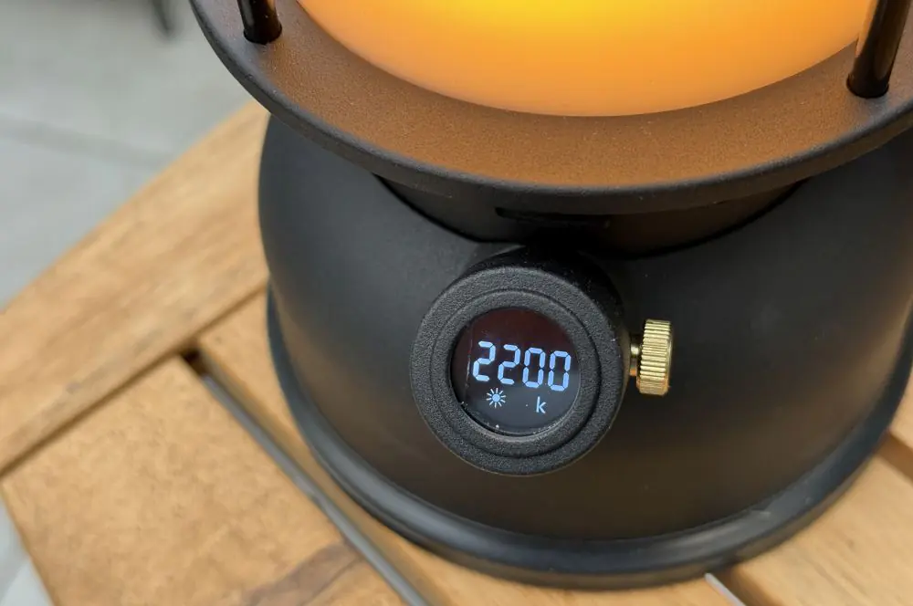 Petromax LM500 LED-Laterne im BBQPit-Test 4 Das Display zeigt Lichtfarbe, Lichtintensität, Restlaufzeit und Akkustand an.