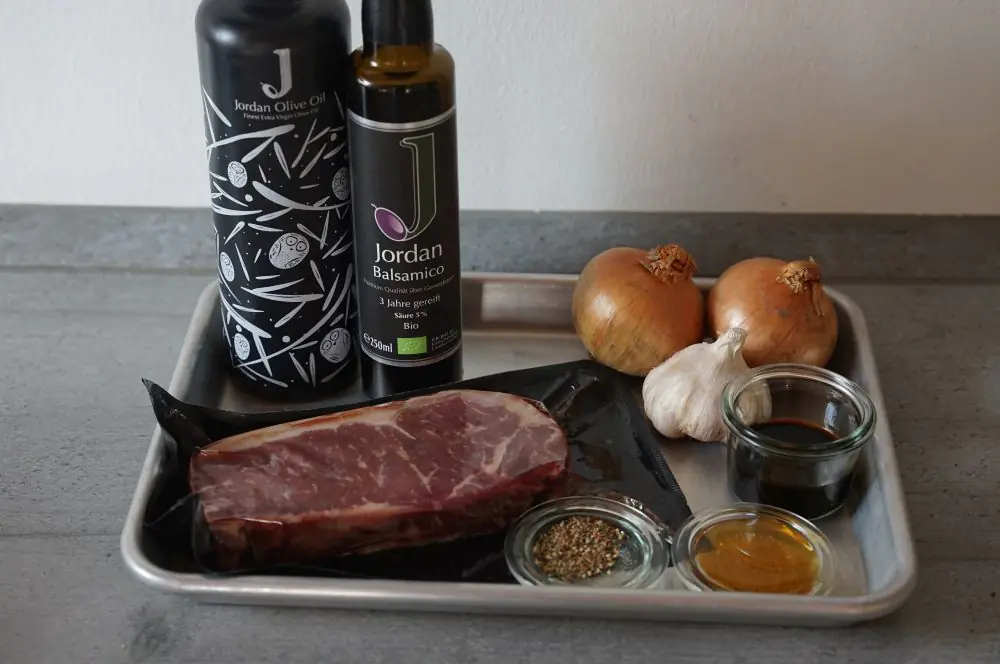 Steakstreifen mit karamellisierten Zwiebeln 1 Alle Zutaten für die Steakstreifen mit karamellisierten Zwiebeln auf einen Blick