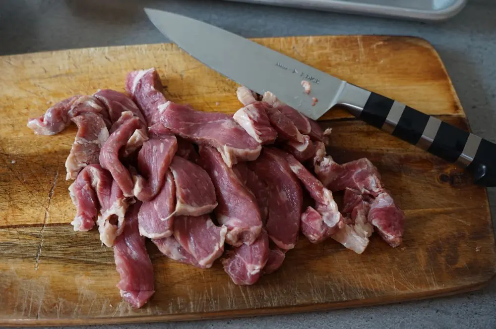 Steakstreifen mit karamellisierten Zwiebeln 2 Das Steak wird in Streifen geschnitten