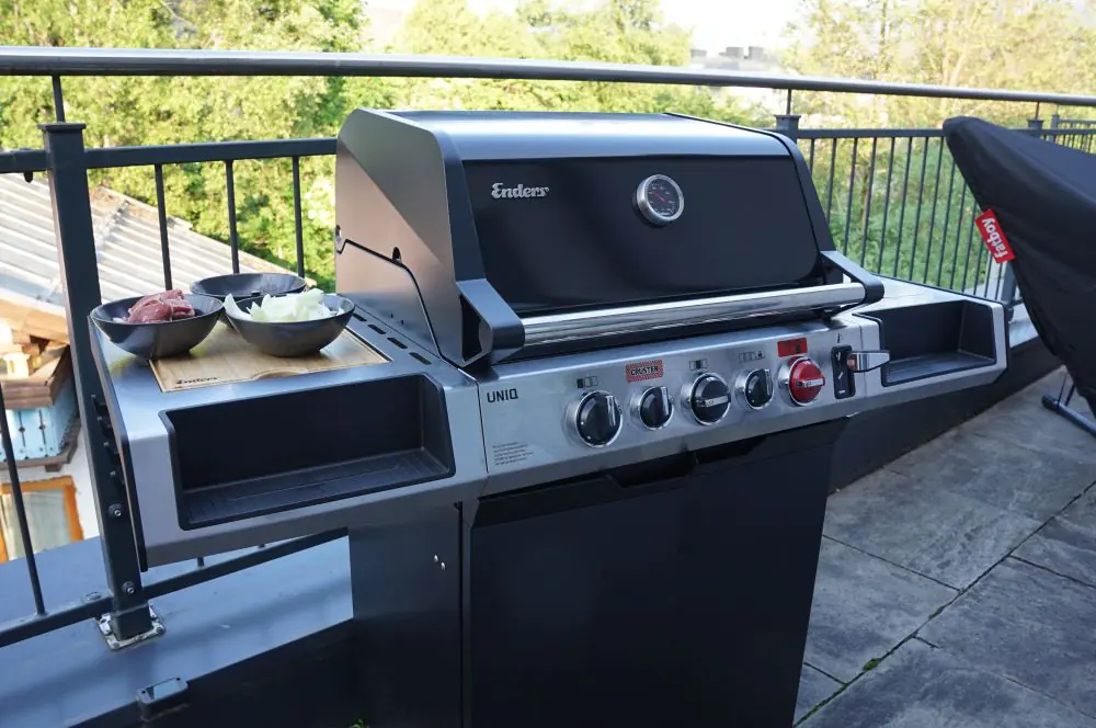 Steakstreifen mit karamellisierten Zwiebeln 3 Zubereitet werden die Steakstreifen auf dem Enders UNIQ 4 IK Cruster Gasgrill