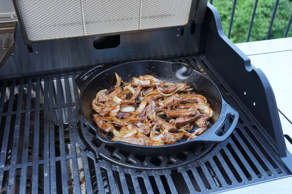 Steakstreifen mit karamellisierten Zwiebeln 6 Die Steakstreifen kommen zurück in die Pfanne