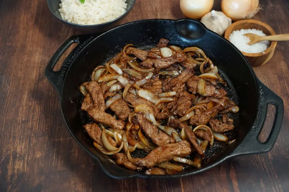 Steakstreifen mit karamellisierten Zwiebeln 7 Steakstreifen mit karamellisierten Zwiebeln