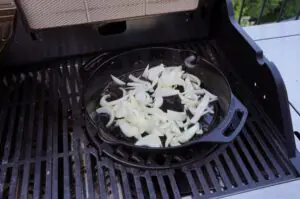 Steakstreifen mit karamellisierten Zwiebeln 07