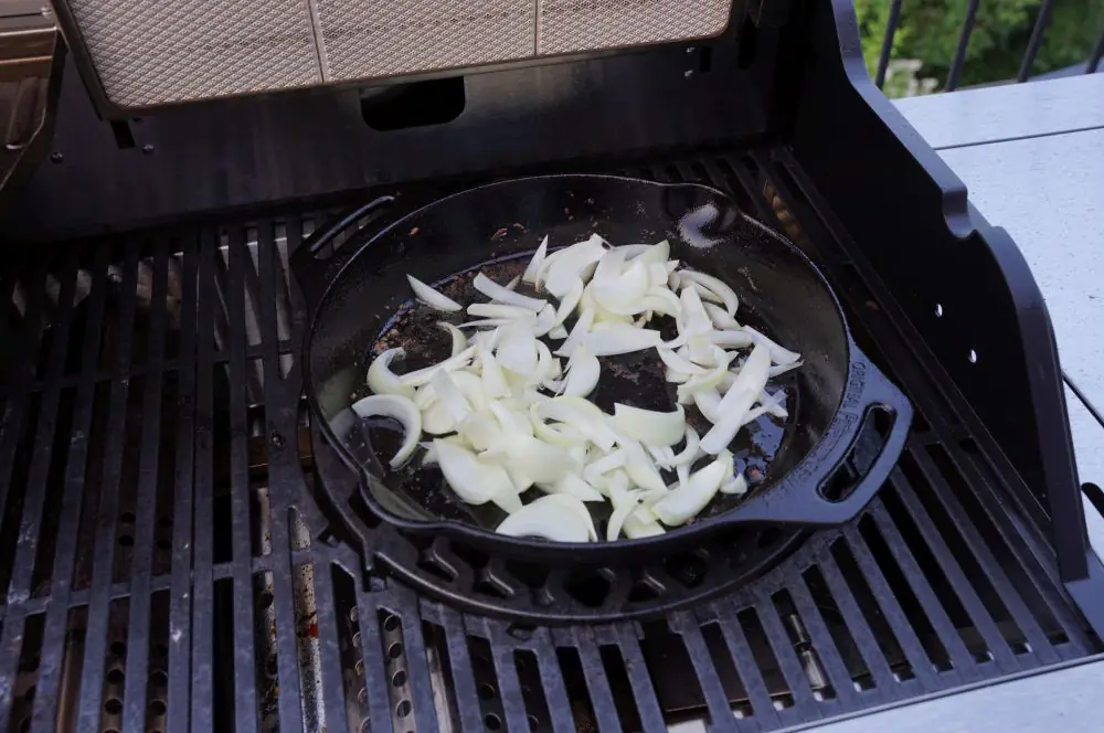 Steakstreifen mit karamellisierten Zwiebeln 5 Die Zwiebeln werden angebraten