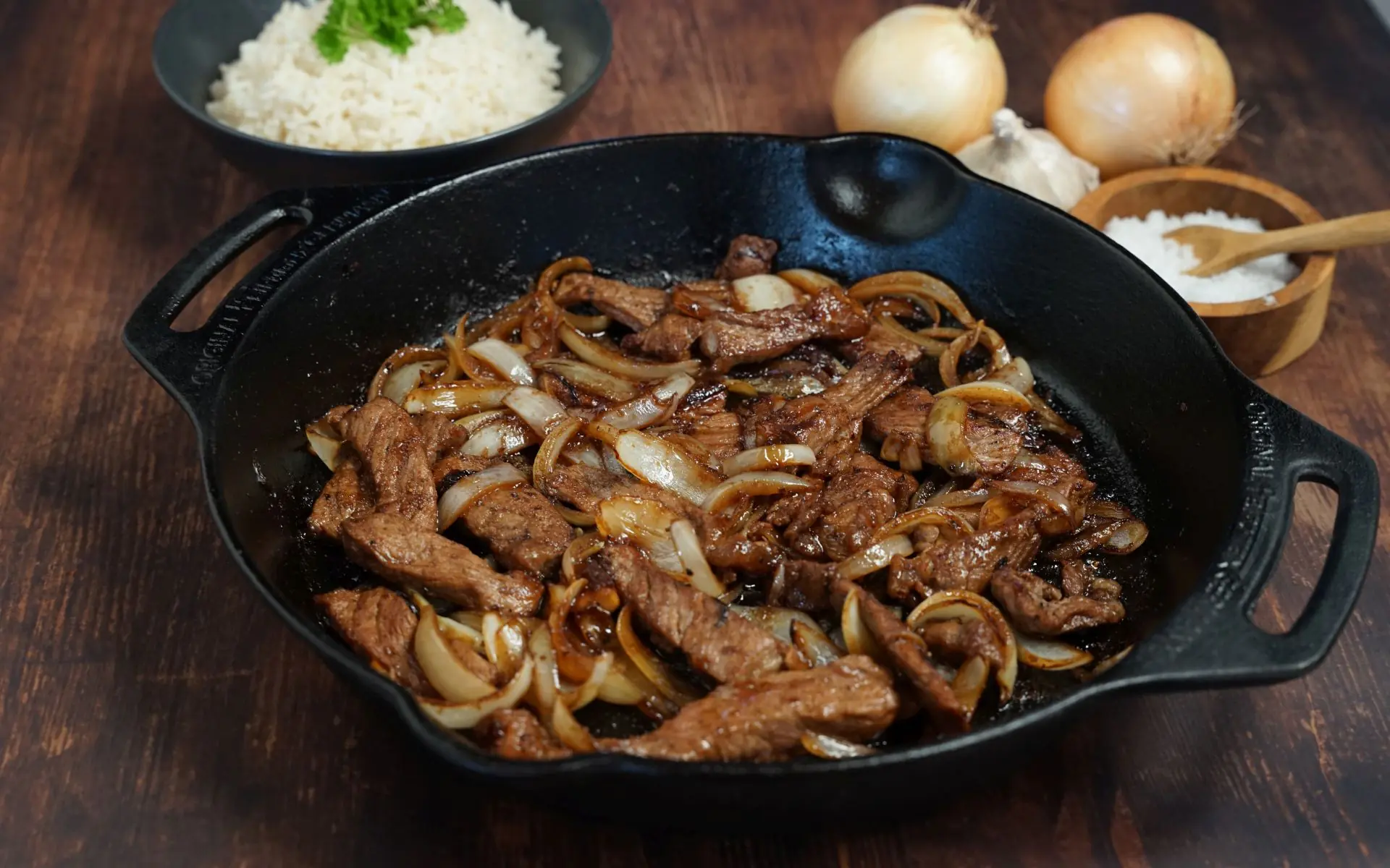Steakstreifen mit karamellisierten Zwiebeln 8 Steakstreifen mit Zwiebeln