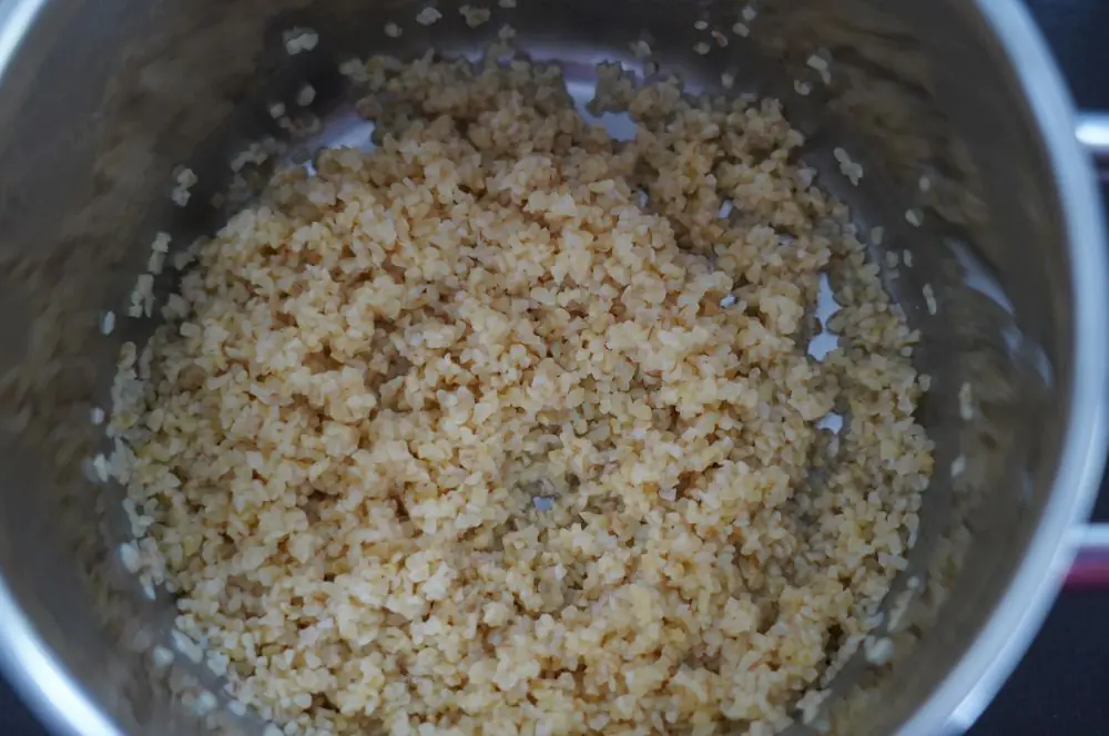 Tabouleh - Rezept für den arabischen Petersilien-Bulgur-Salat 3 Der Bulgur wird quellen gelassen