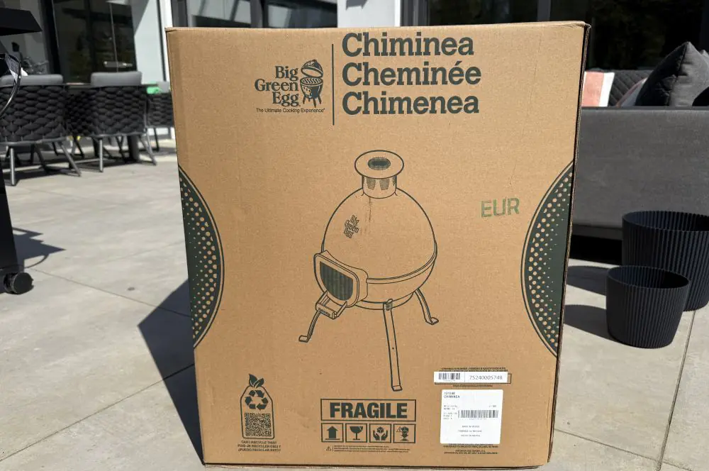 Big Green Egg Chiminea Terrassenofen im BBQPit-Test 2 Der Big Green Egg Chiminea wird per Spedition geliefert.