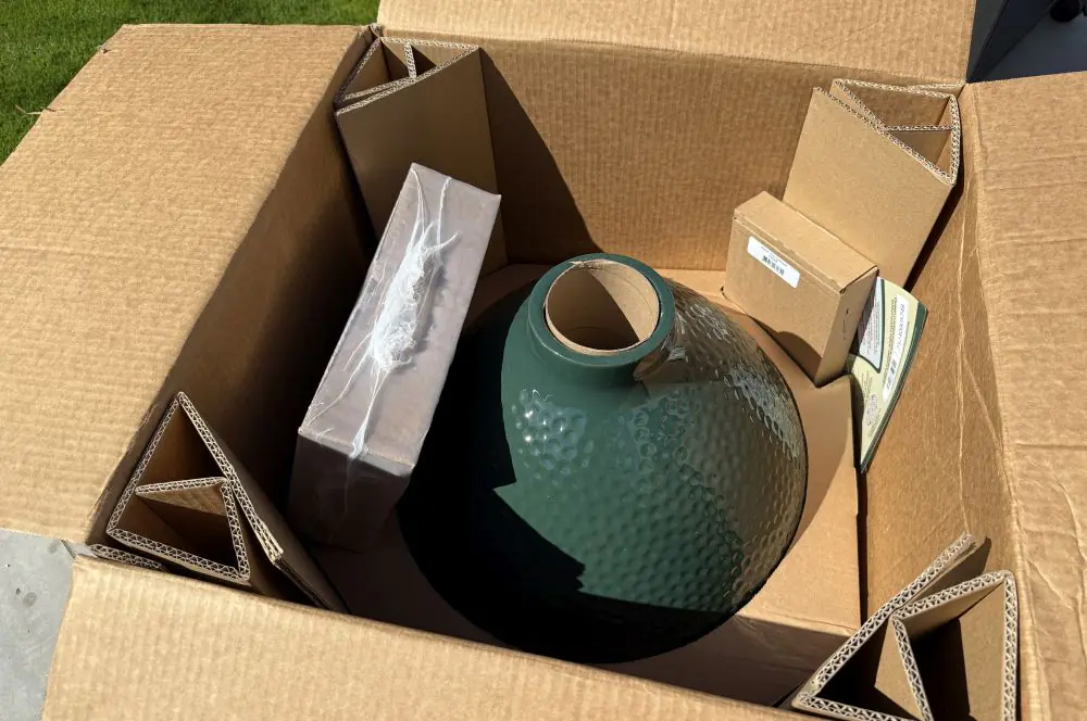 Big Green Egg Chiminea Terrassenofen im BBQPit-Test 3 Der Big Green Egg Chiminea ist sicher verpackt