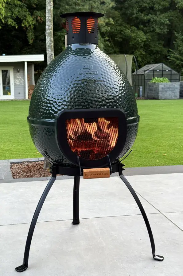 Big Green Egg Chiminea Terrassenofen im BBQPit-Test 7 Die Flammen lodern im Big Green Egg Chiminea