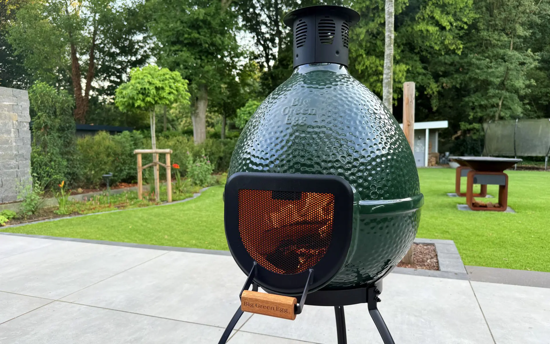 Big Green Egg Chiminea Terrassenofen im BBQPit-Test