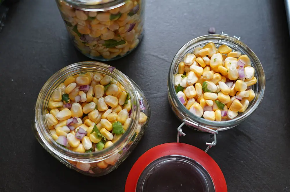 Eingelegter Mais - Pickled Corn selber machen 4 Der Mais wird in die Gläser gefüllt