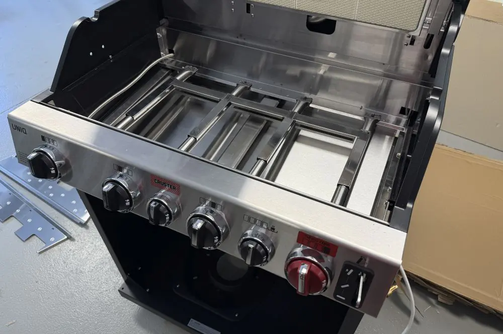 Nach der Montage des Unterschranks wird die Grillkammer aufgesetzt