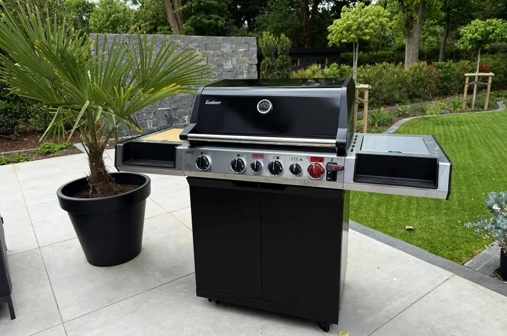 Der Enders UNIQ 4 IK CRUSTER Gasgrill ist fertig aufgebaut