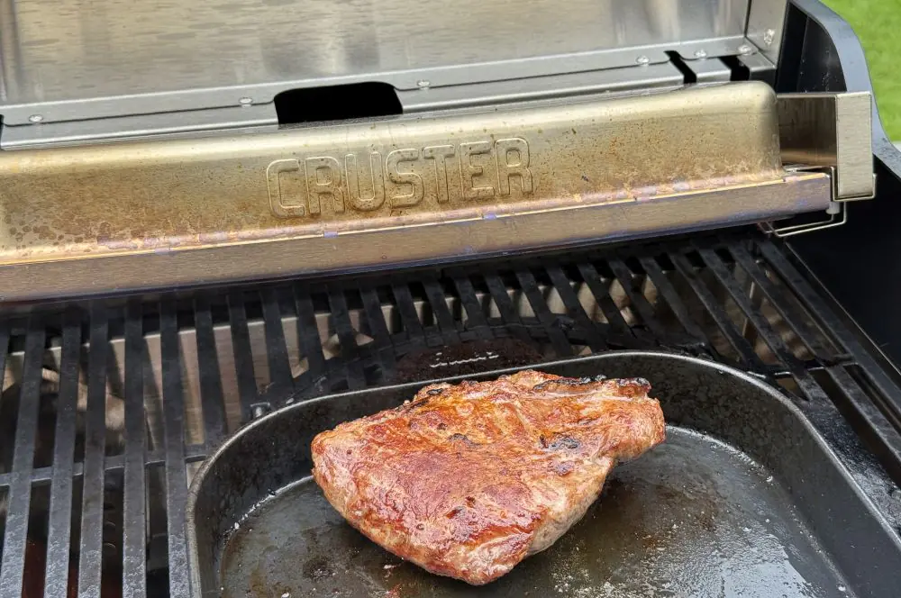 Ein Iberico Presa bekommt die perfekte Kruste unter dem CRUSTER