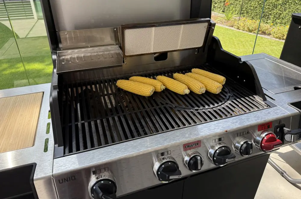 Die Maiskolben werden auf dem Enders UNIQ Gasgrill gegrillt