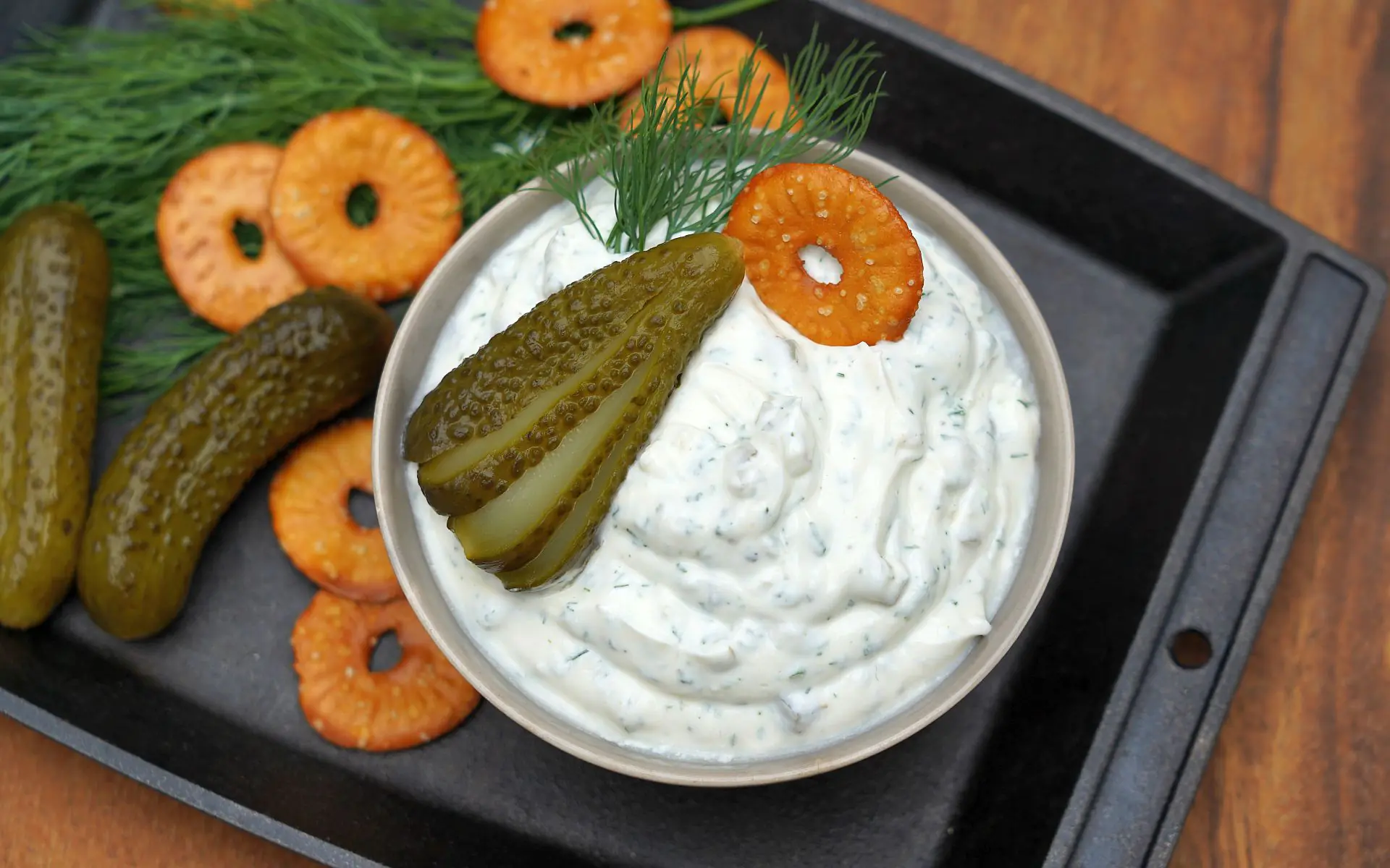 Gewürzgurken-Dip - Rezept für Dill Pickle Dip aus den USA