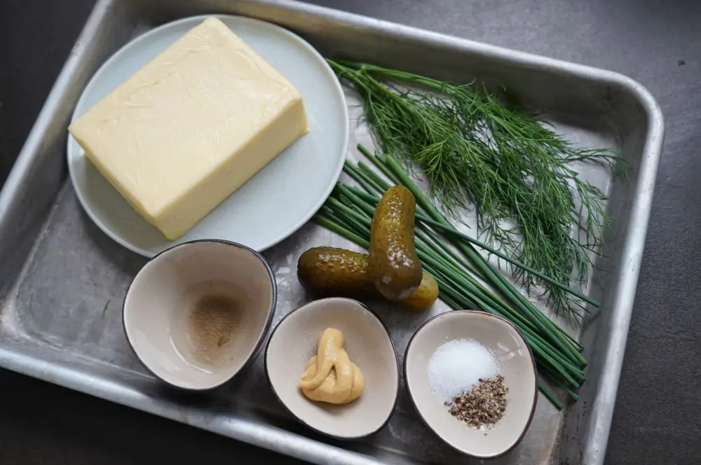 Alle Zutaten für die Gewürzgurkenbutter auf einen Blick