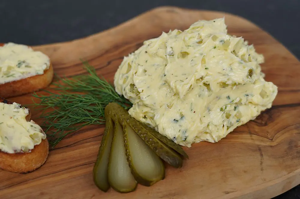 Die Gewürzgurkenbutter wird angerichtet und serviert