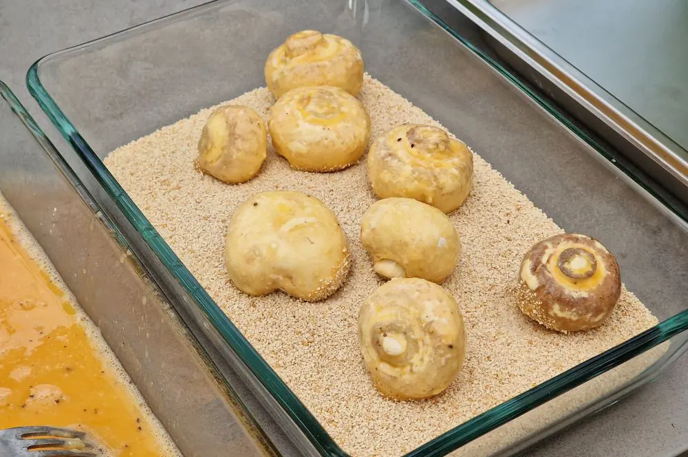 Die Champignons werden paniert