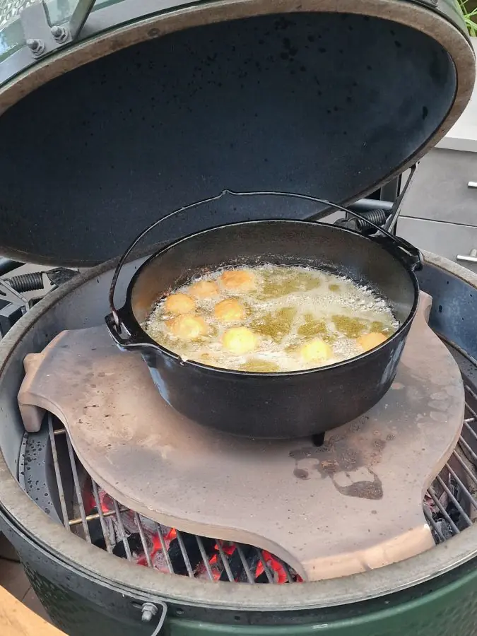 Die Champignons werden im Petromax Feuertopf frittiert