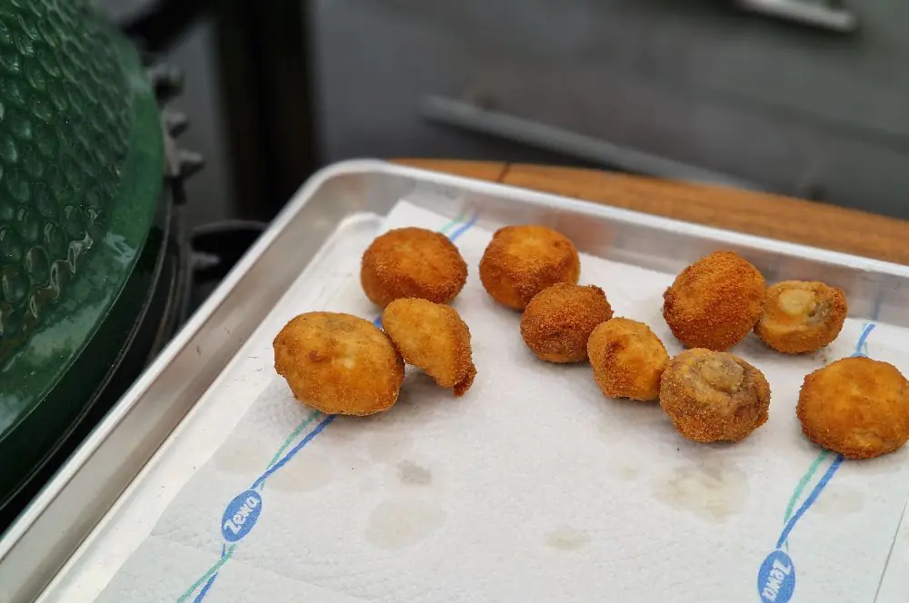 Die Champignons werden zum Abtropfen auf Küchenpapier gelegt