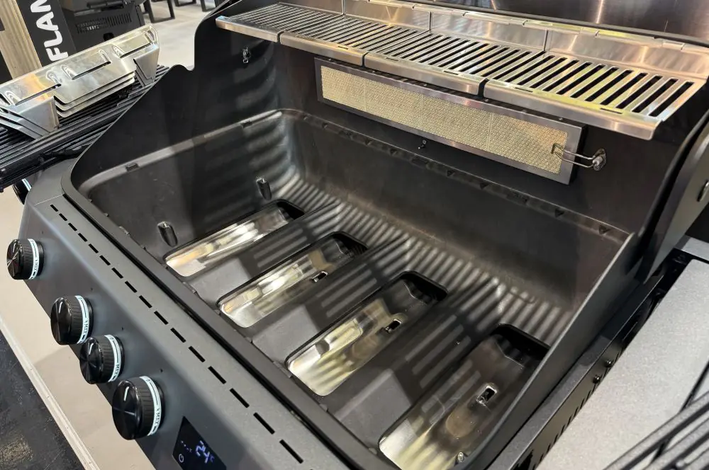Grill-Neuheiten 2026 – Die heißesten Grilltrends der Spoga 21 Die Grillkammer des Rösle Blazeflame Master 4