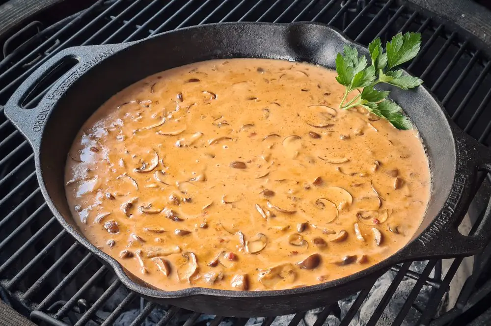 Jägersauce selber machen - Originalrezept mit Pilzen & Speck 2 Die Jägersauce wird einreduziert