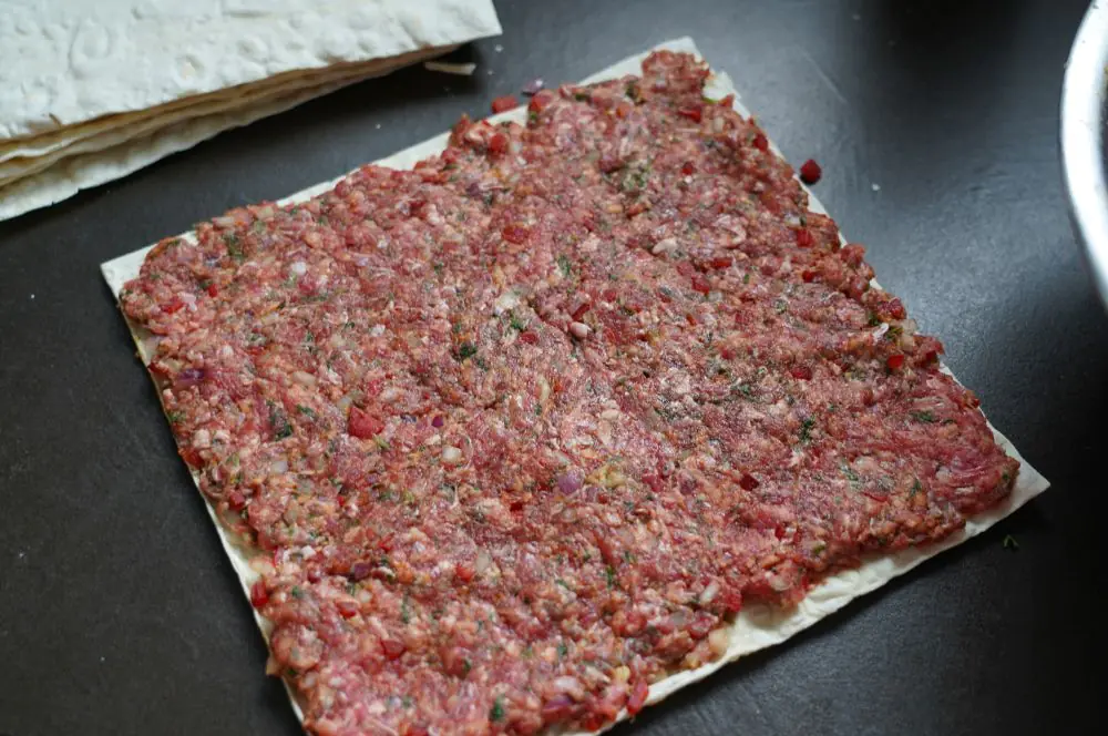 Lavash Kebap Spieße - Rezept für Hackfleisch-Wrap-Spieße 3 Die Fladen werden mit dem Hackfleisch bestrichen
