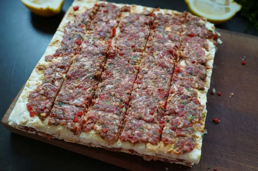 Lavash Kebap Spieße - Rezept für Hackfleisch-Wrap-Spieße 4 Die Wraps werden in gleichmäßige Streifen geschnitten