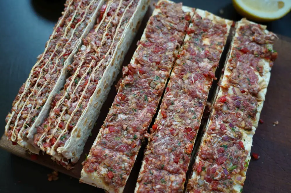Lavash Kebap Spieße - Rezept für Hackfleisch-Wrap-Spieße 5 Die Hackfleisch-Wraps werden auf die Seite gelegt