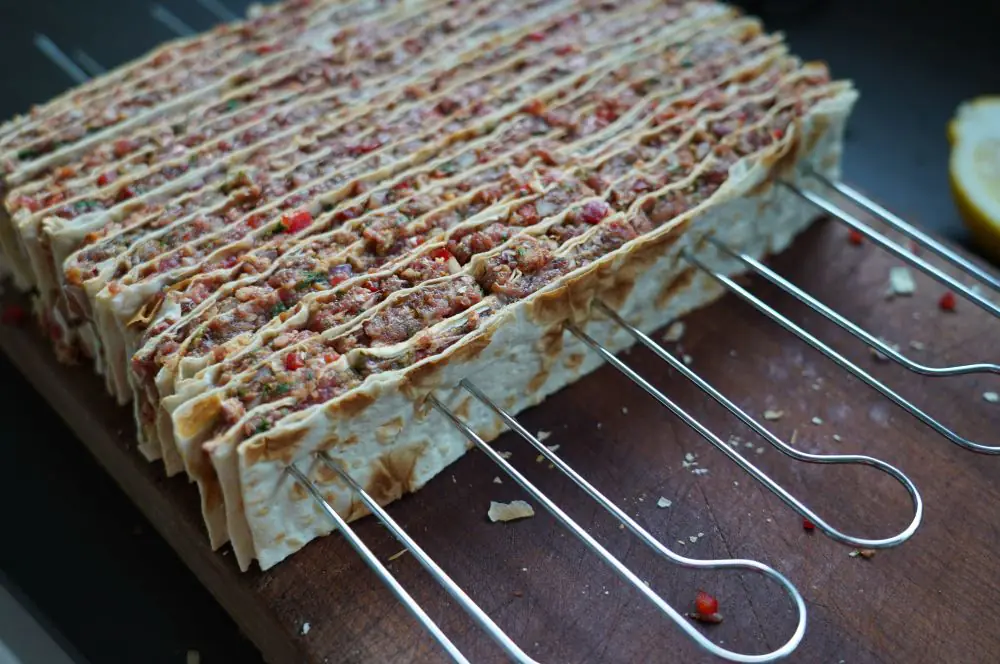 Lavash Kebap Spieße - Rezept für Hackfleisch-Wrap-Spieße 6 Die Spieße werden durch die Hackfleisch-Wraps gesteckt