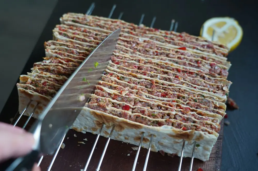 Lavash Kebap Spieße - Rezept für Hackfleisch-Wrap-Spieße 7 Die Spieße werden mit dem Messer durchtrennt