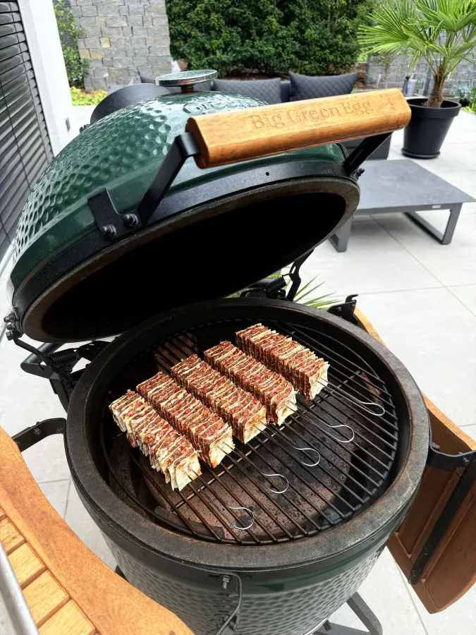 Lavash Kebap Spieße - Rezept für Hackfleisch-Wrap-Spieße 9 Die Lavash Kebap Spieße werden auf dem Big Green Egg gegrillt