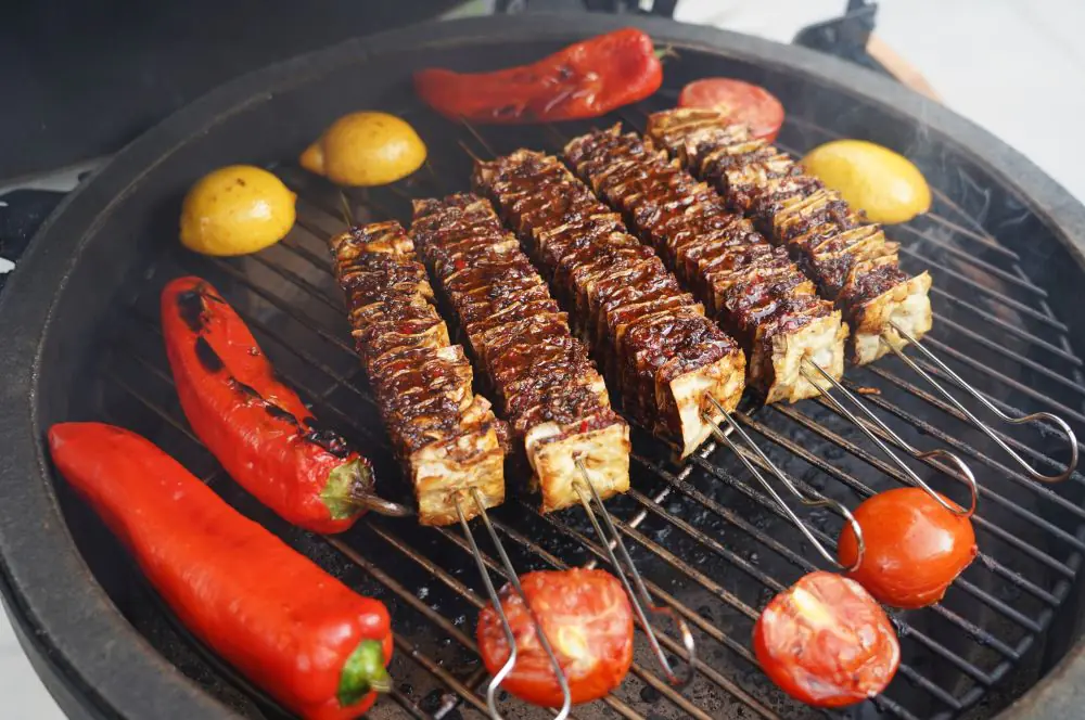 Lavash Kebap Spieße - Rezept für Hackfleisch-Wrap-Spieße 11 Die Spieße werden mit der Butter bestrichen