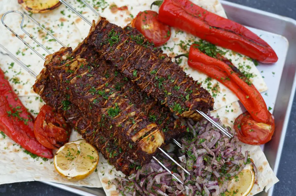 Lavash Kebap Spieße - Rezept für Hackfleisch-Wrap-Spieße 12 Die Lavash Kebap Spieße werden serviert