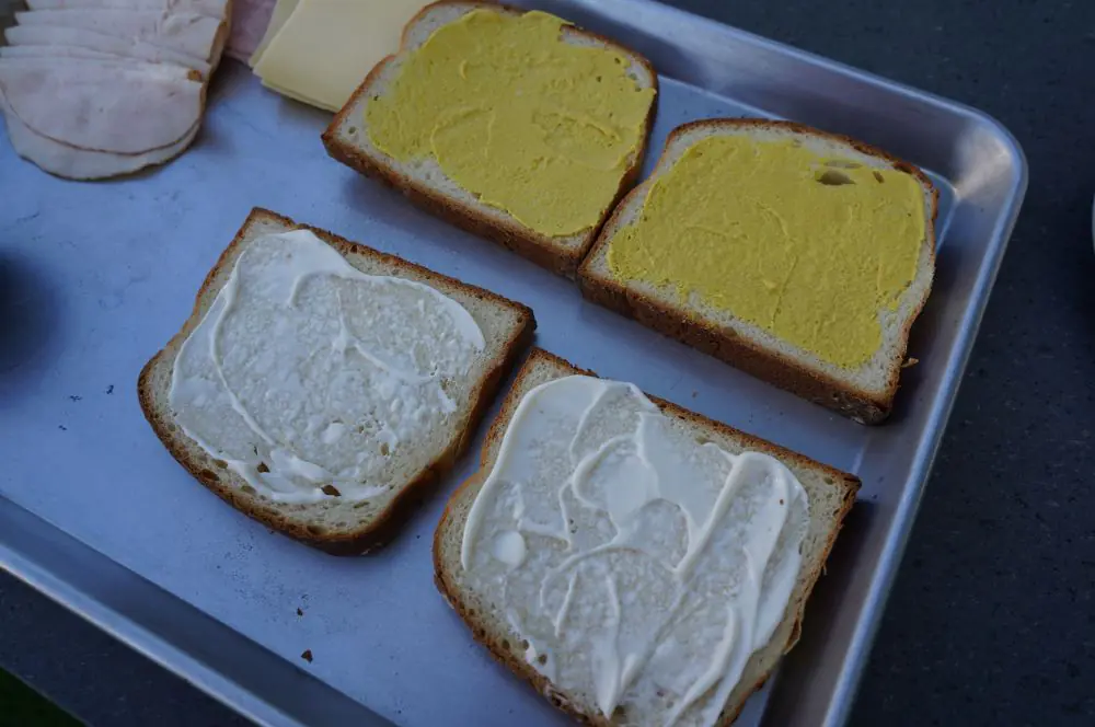 Monte Cristo Sandwich 2 Das Brot wird mit Mayonnaise und Senf eingestrichen