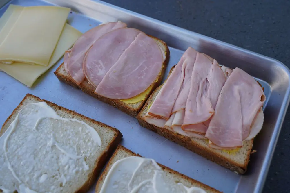 Monte Cristo Sandwich 3 Das Sandwich wird mit Kochschinken und Putenbrust belegt