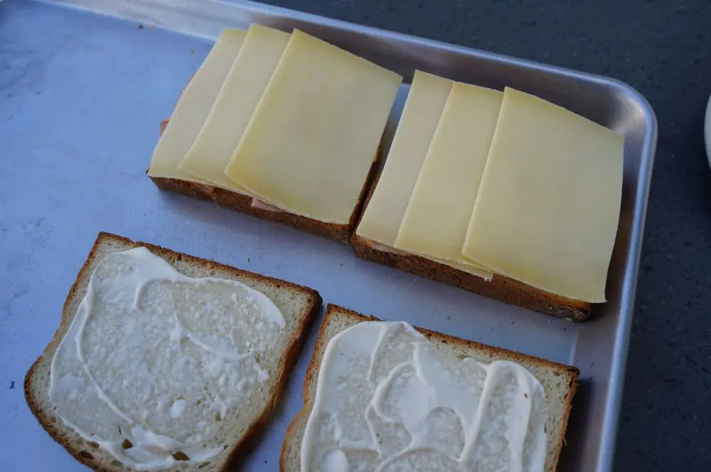 Monte Cristo Sandwich 4 Das Sandwich wird mit Gruyère-Käse belegt