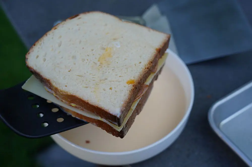 Monte Cristo Sandwich 5 Das Monte Cristo Sandwich wird in die Eiermilch getaucht