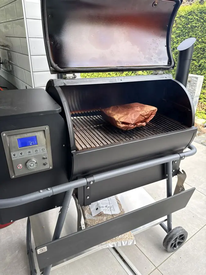 Das Pastrami wird im Moesta-BBQ Sheriff Pelletgrill zubereitet