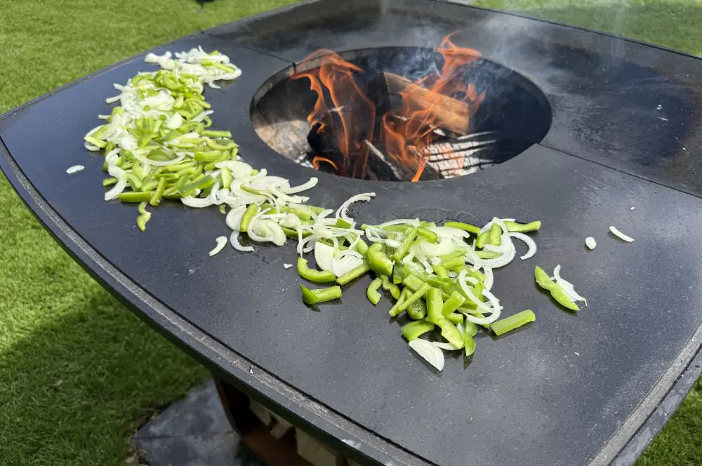 Das Gemüse wird auf dem Moesta ONE gegrillt