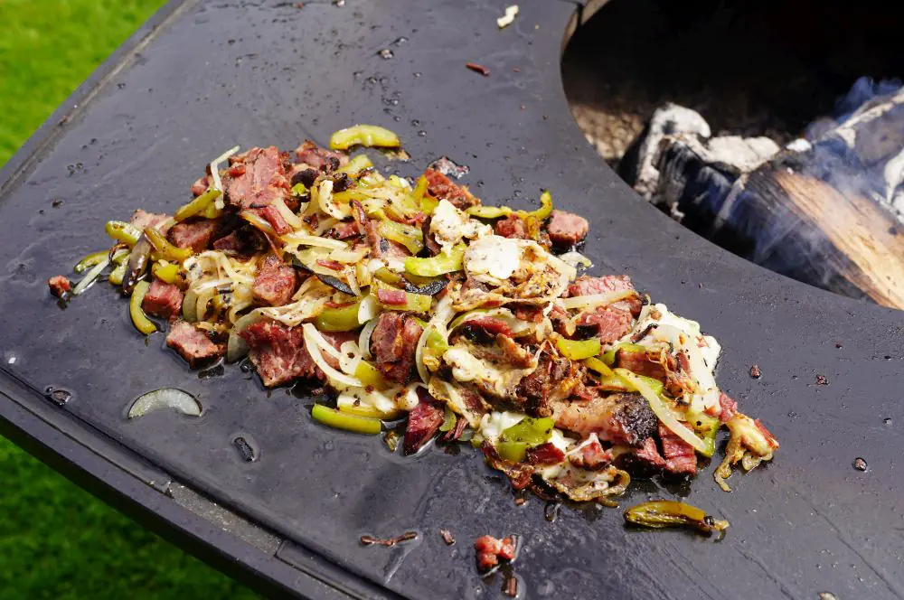 Die Füllung für das Pastrami-Cheesesteak wird angebraten