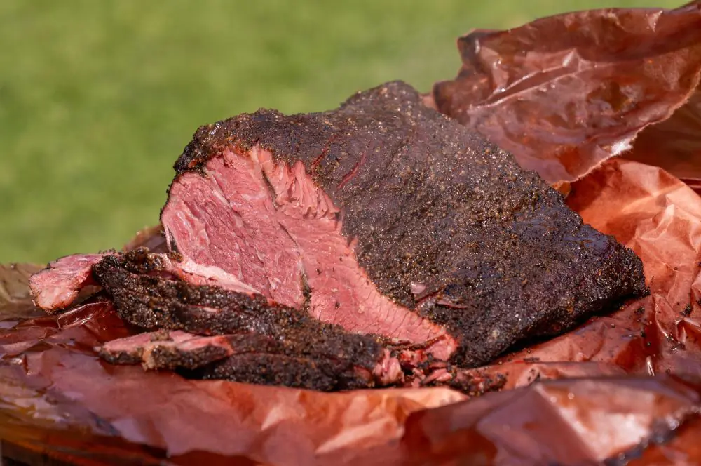 Das Pastrami wird angeschnitten