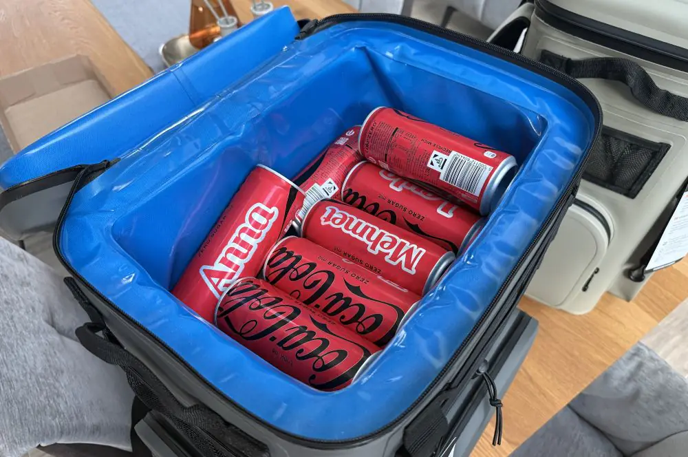 In den großen Kühlrucksack passen problemlos 48 Dosen a 0,33 l