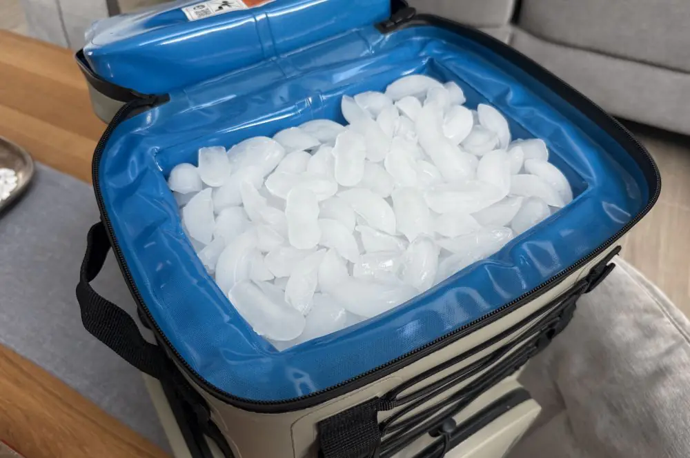 Eiswürfel kommen on top