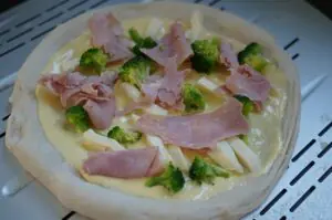 Pizza Hollandaise Brokkoli Schinken 02