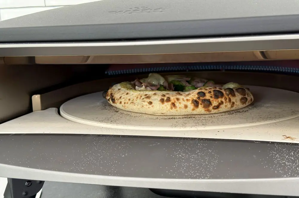 Die Pizza Hollandaise wird im Witt Piccolo Rotante Pizzaofen gebacken
