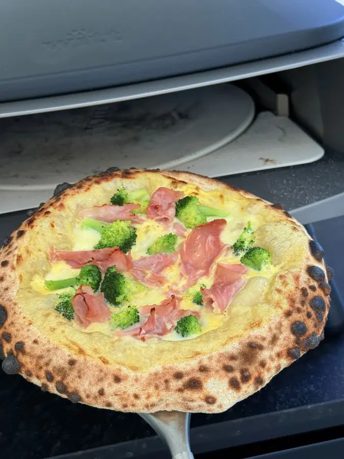 Die Pizza Hollandaise braucht nur rund eine Minute im Pizzaofen