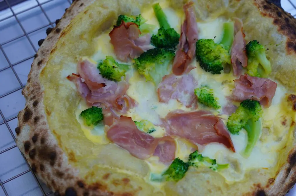 Pizza Hollandaise mit Brokkoli & Schinken