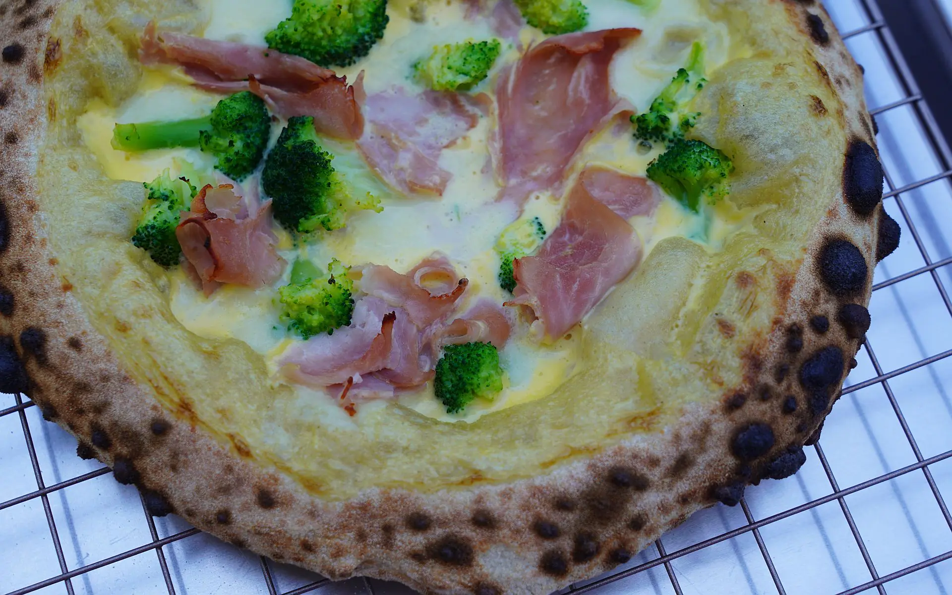 Pizza Hollandaise mit Brokkoli und Schinken
